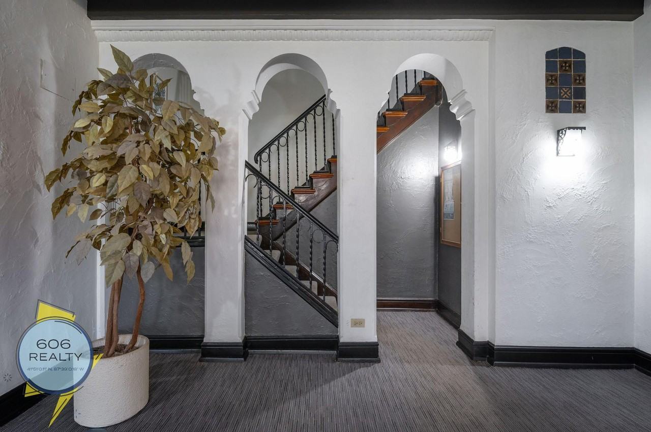 Albany Park Apartments - Photo 3 of 11