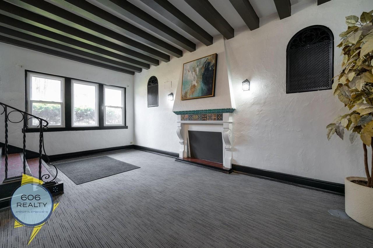 Albany Park Apartments - Photo 5 of 11