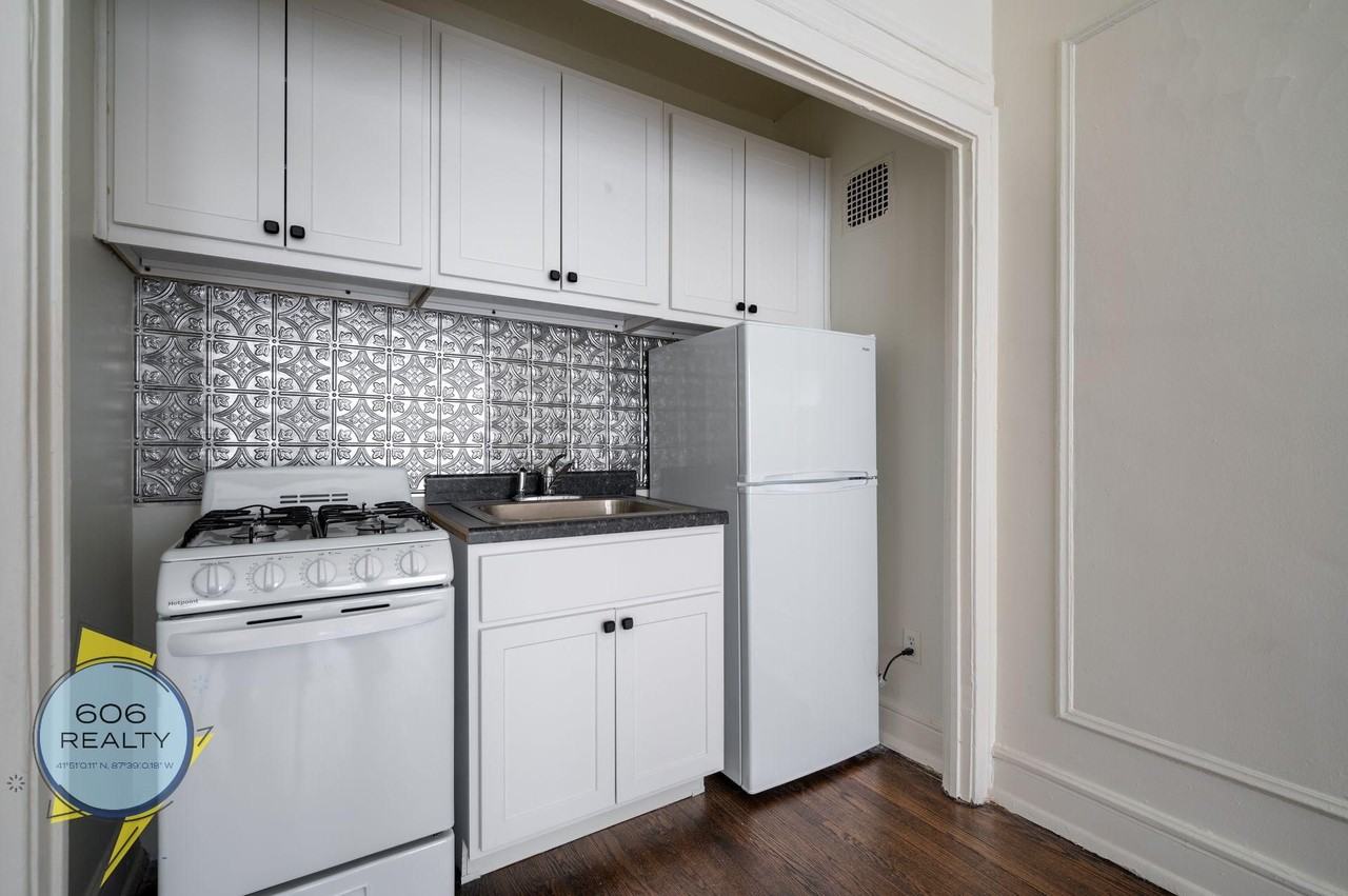 Albany Park Apartments - Photo 6 of 11