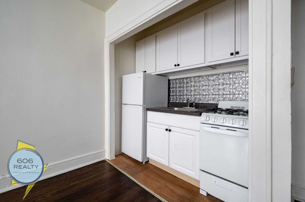 Albany Park Apartments - Photo 7 of 11