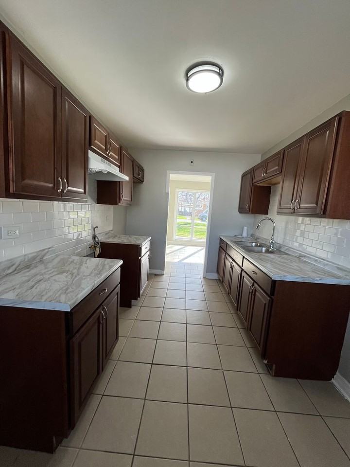 17326 Park Ave - Photo 2 of 14