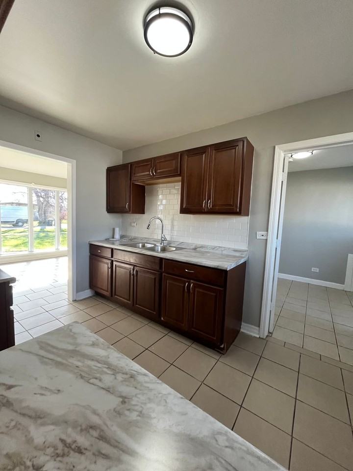 17326 Park Ave - Photo 3 of 14