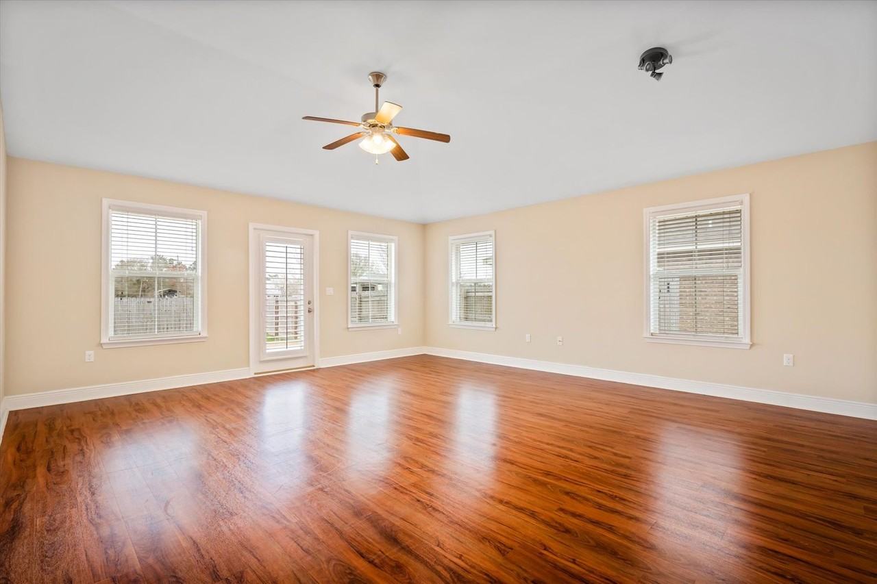 405 Ellington Ave - Photo 2 of 22