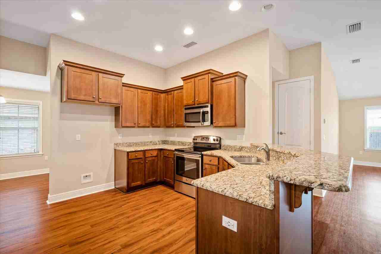 405 Ellington Ave - Photo 3 of 22