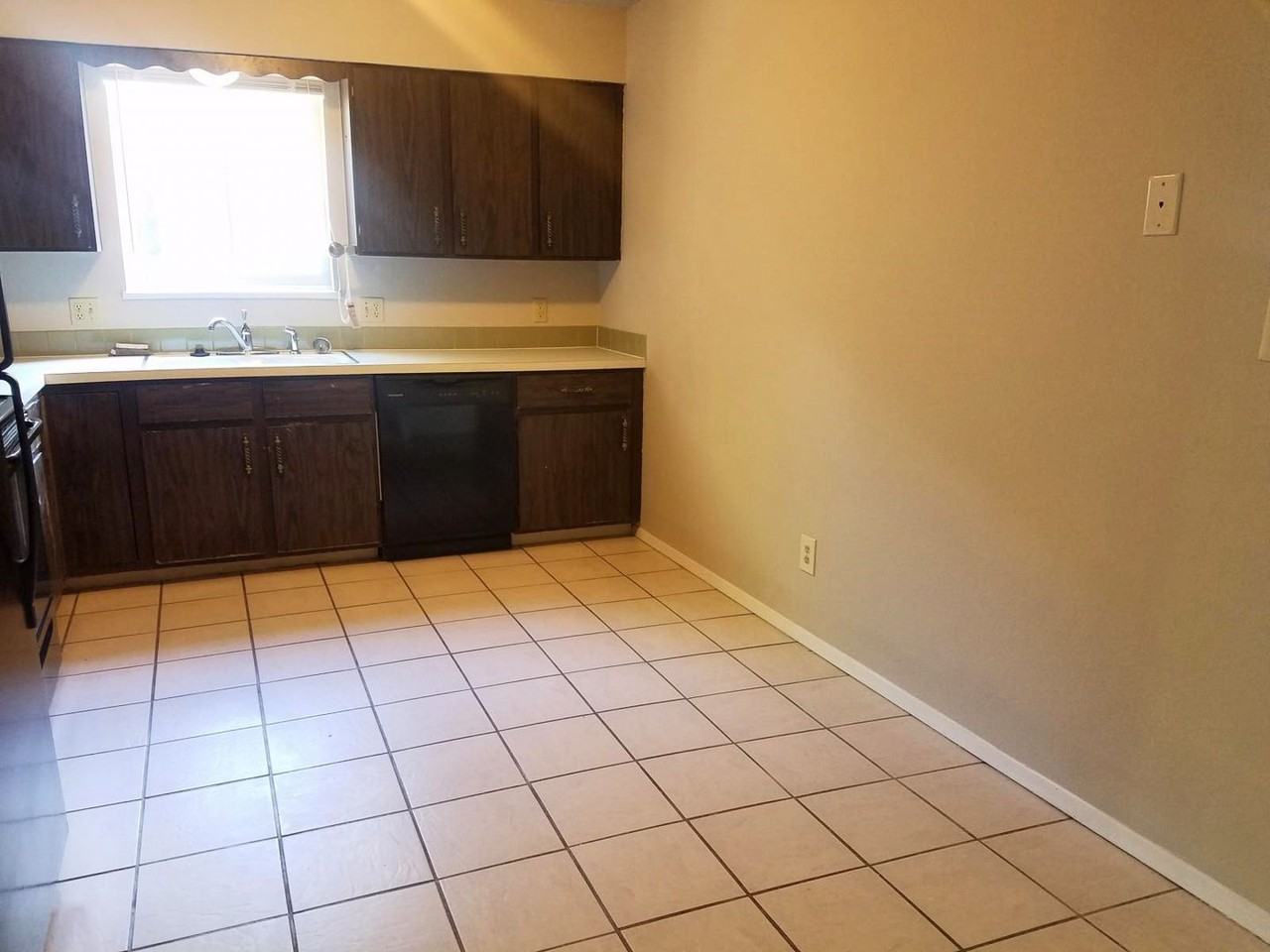 1624 Larch St - Photo 3 of 10