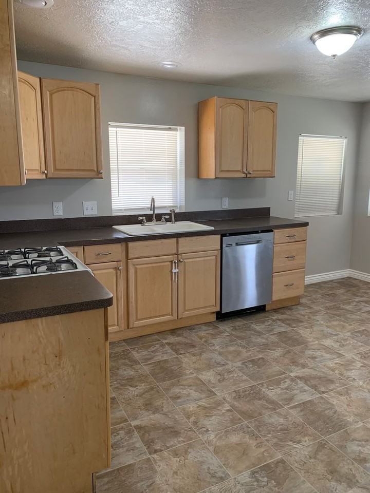 423 E 450 S - Photo 2 of 19