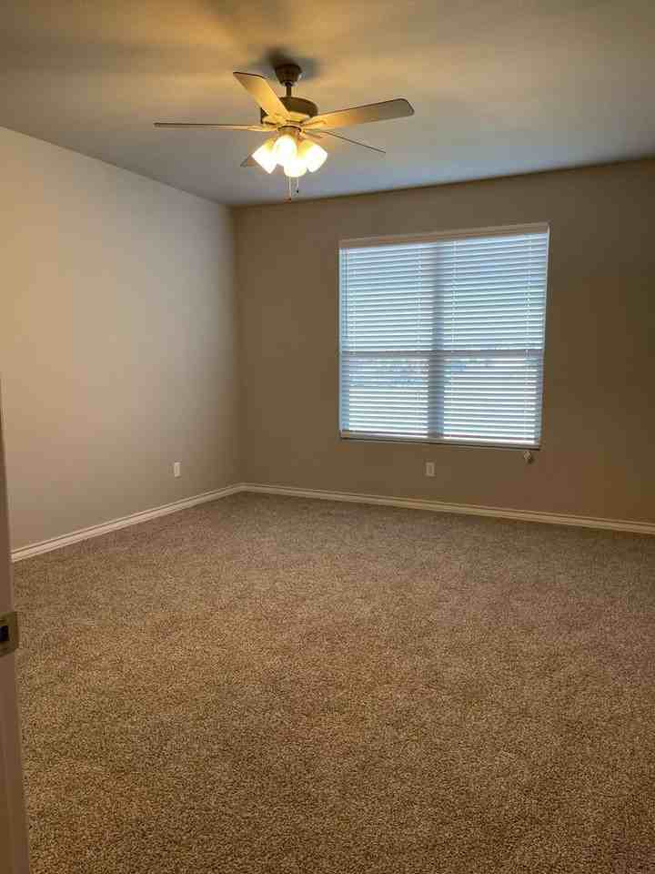 7811 96th St - Photo 7 of 20