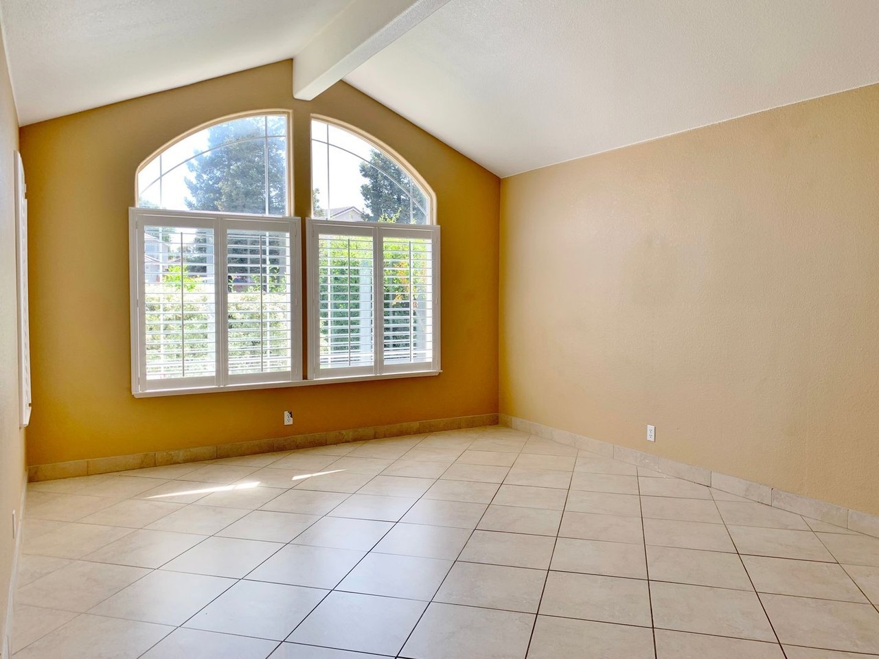 1260 Clearview Dr - Photo 3 of 33