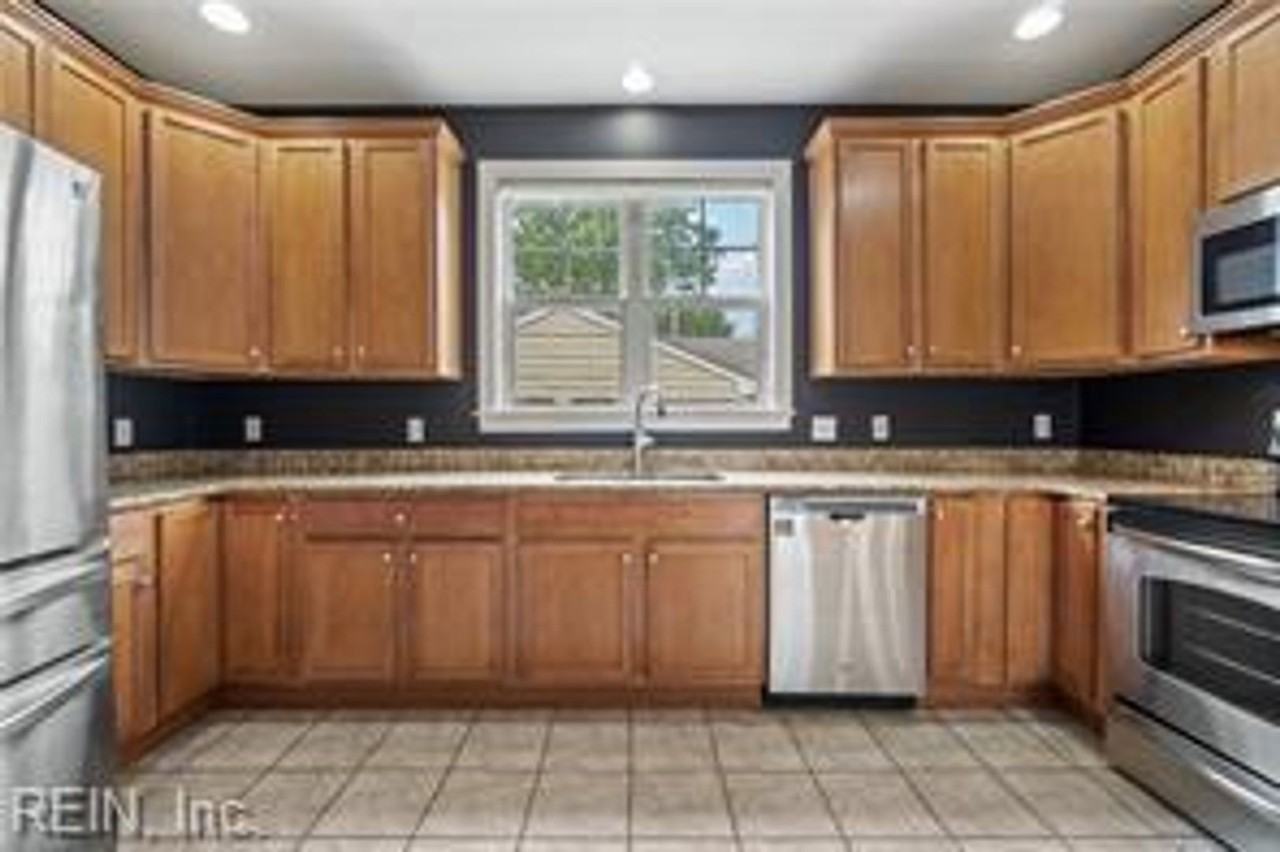 407 Pennsylvania Ave - Photo 4 of 17