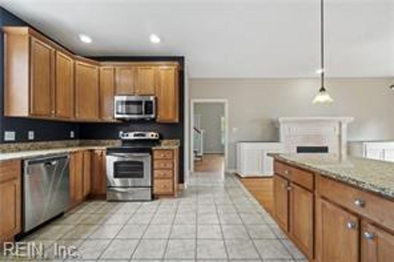 407 Pennsylvania Ave - Photo 5 of 17