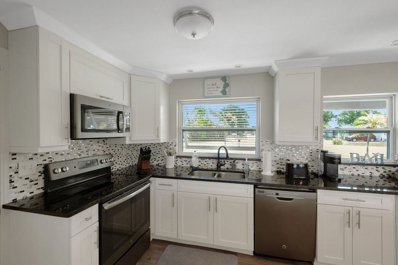 1638 Se 28th St - Photo 4 of 36