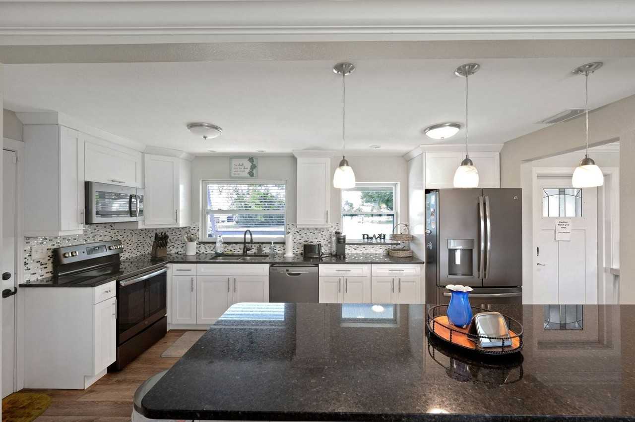 1638 Se 28th St - Photo 5 of 36