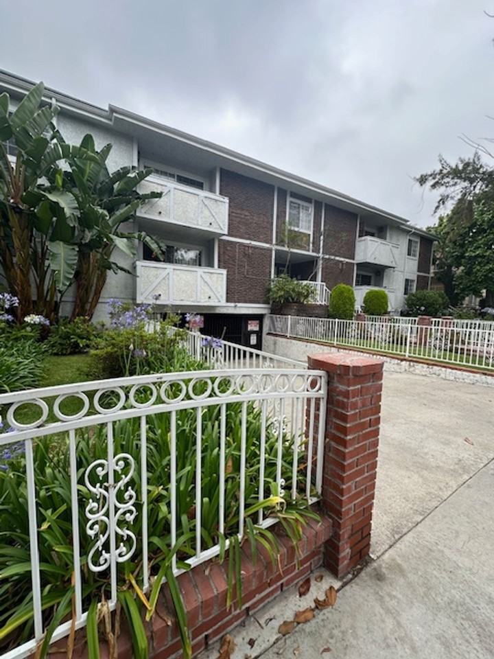 c3725 - Photo 2 of 3