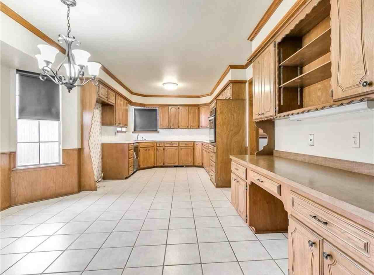 5804 Nw 89th St - Photo 6 of 21