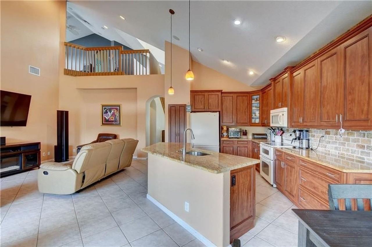 11224 Nw 65th Ct - Photo 2 of 50