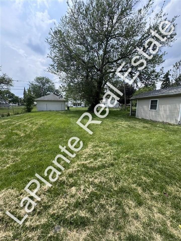 748 Weston St - Photo 2 of 16