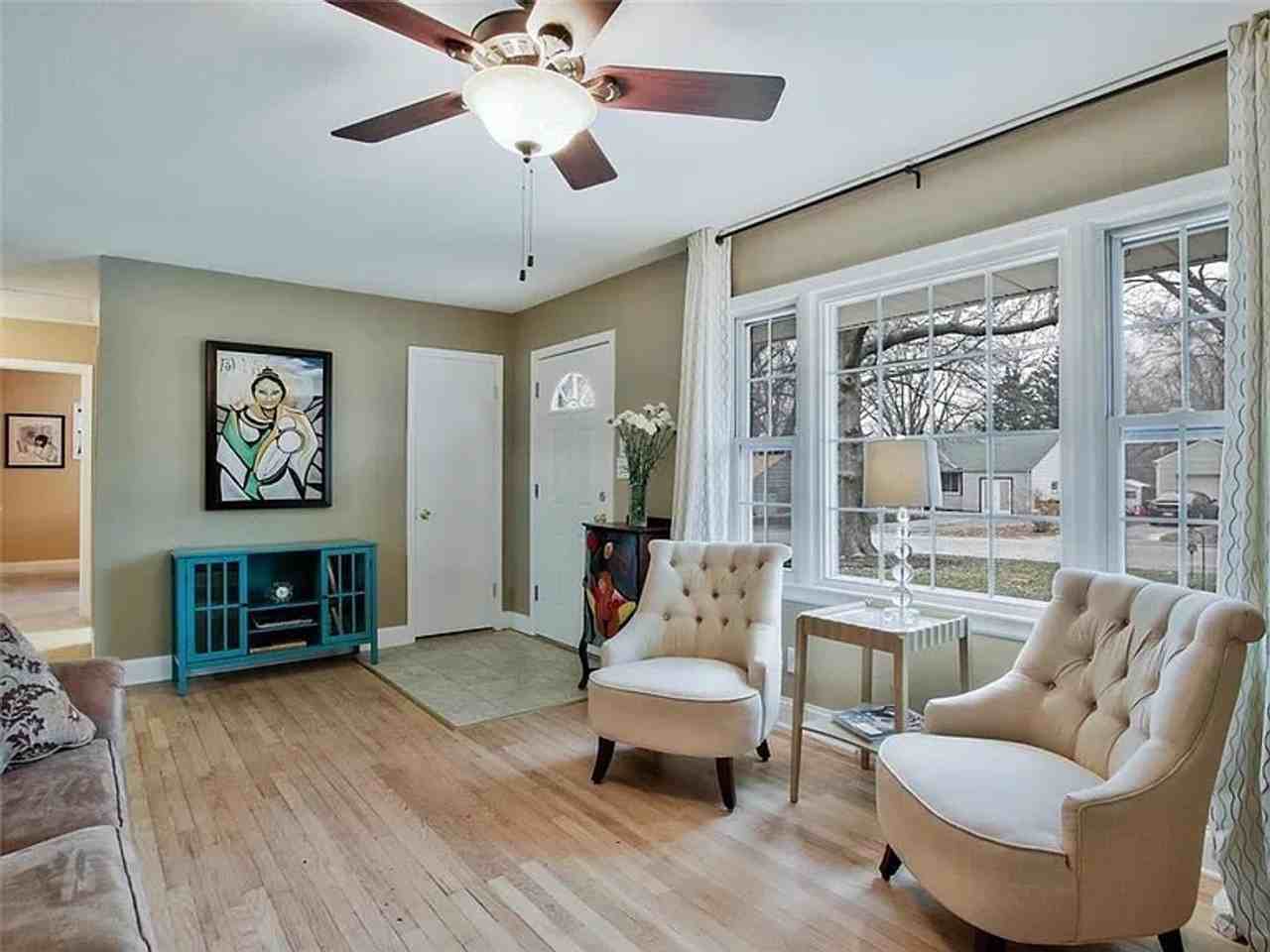 6130 Walmer St - Photo 2 of 9