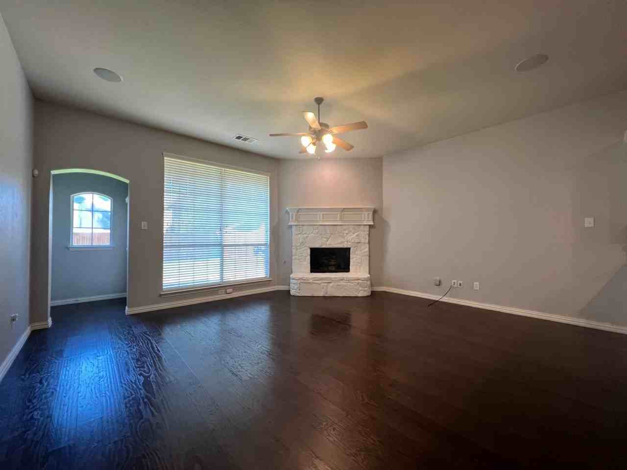 970 Noble Ave - Photo 3 of 20