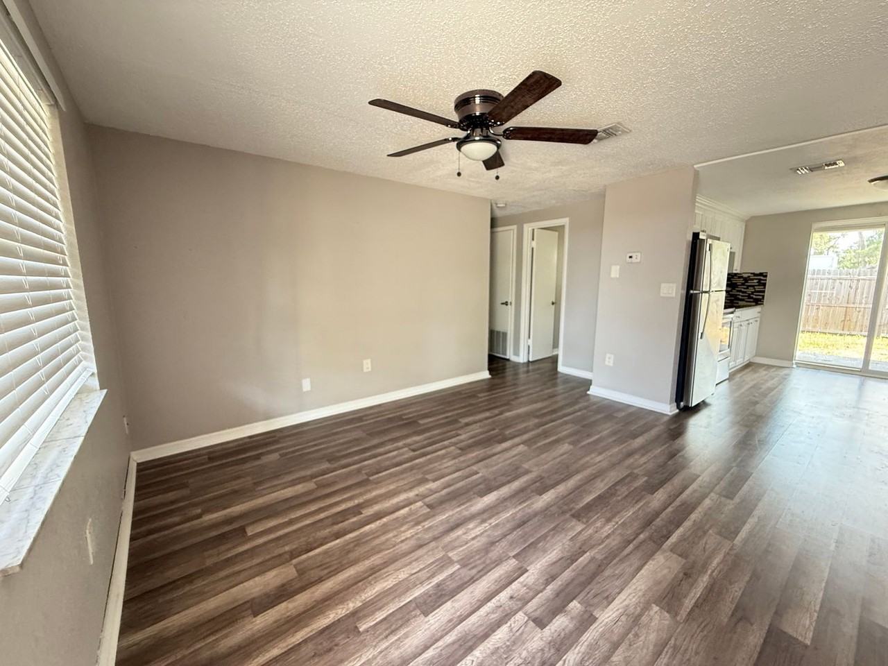 350 Elmstreet Ct - Photo 3 of 15