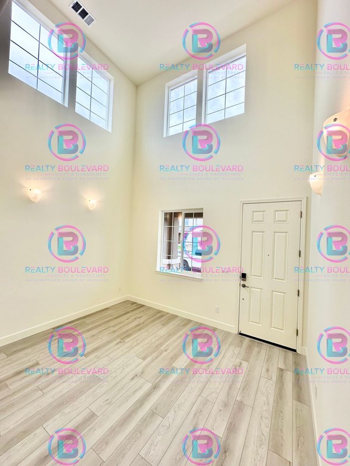 6796 Lunar Orbit Dr - Photo 2 of 32