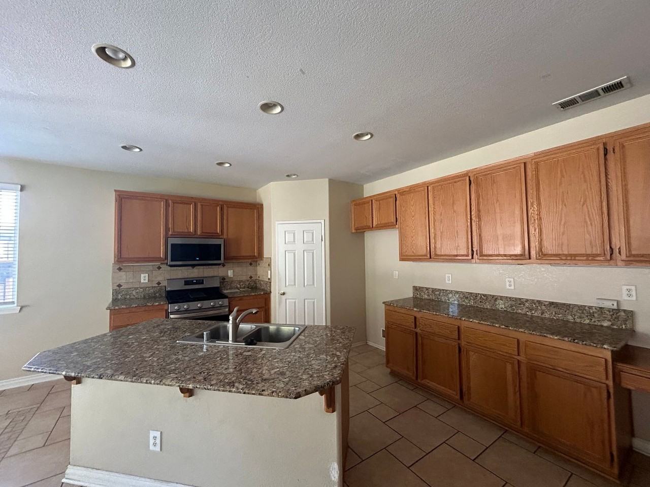 38435 Sevilla Ave - Photo 3 of 6