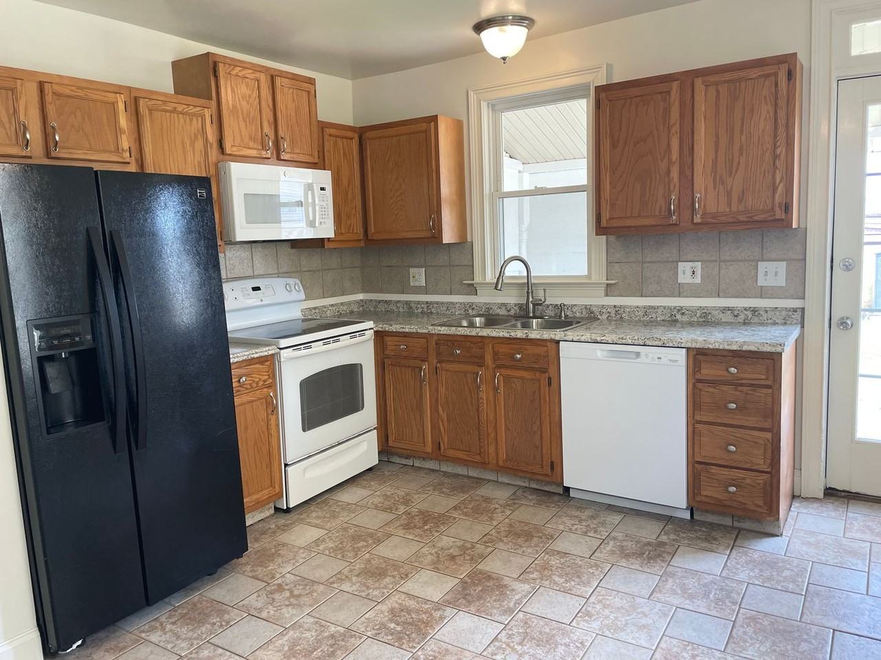 121 S Barbara St - Photo 3 of 28
