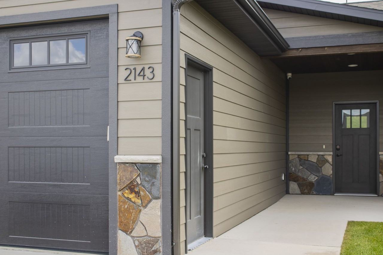 2143 Arrowhead Cir - Photo 2 of 20