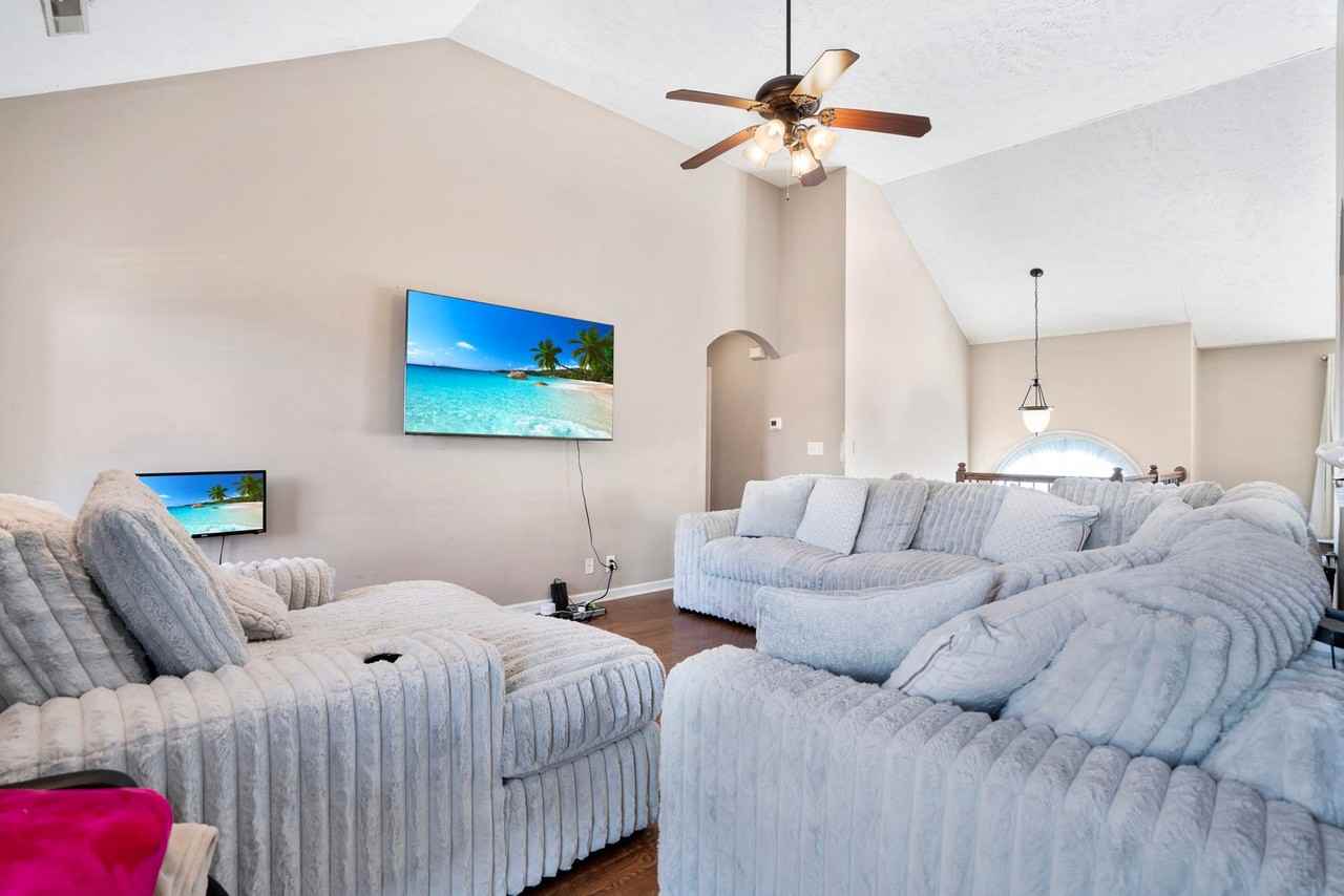 1213 Chinook Cir - Photo 4 of 50