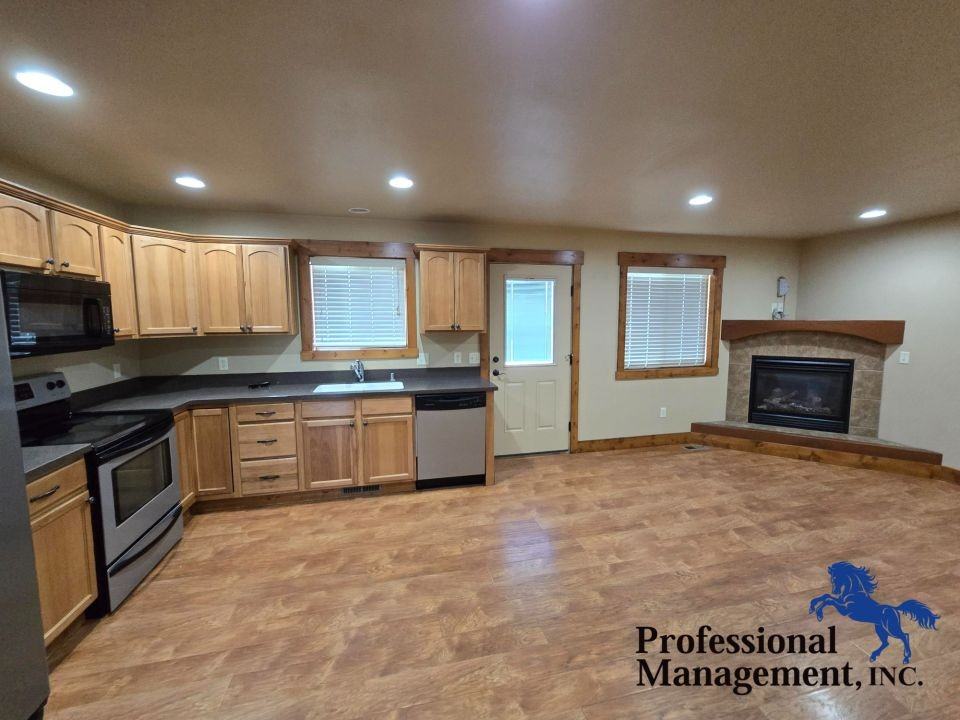 2035 Lakehills Dr - Photo 2 of 12