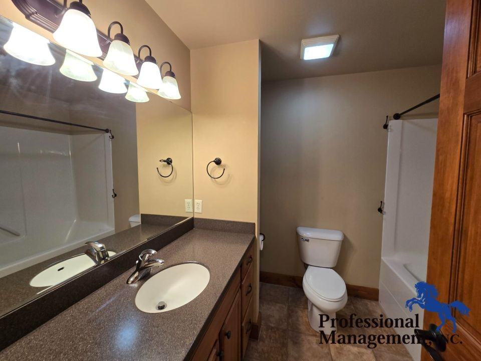 2035 Lakehills Dr - Photo 7 of 12