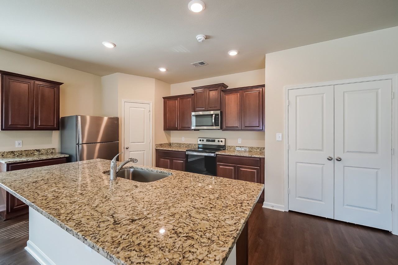 580 580 Clover Cir - Photo 3 of 30