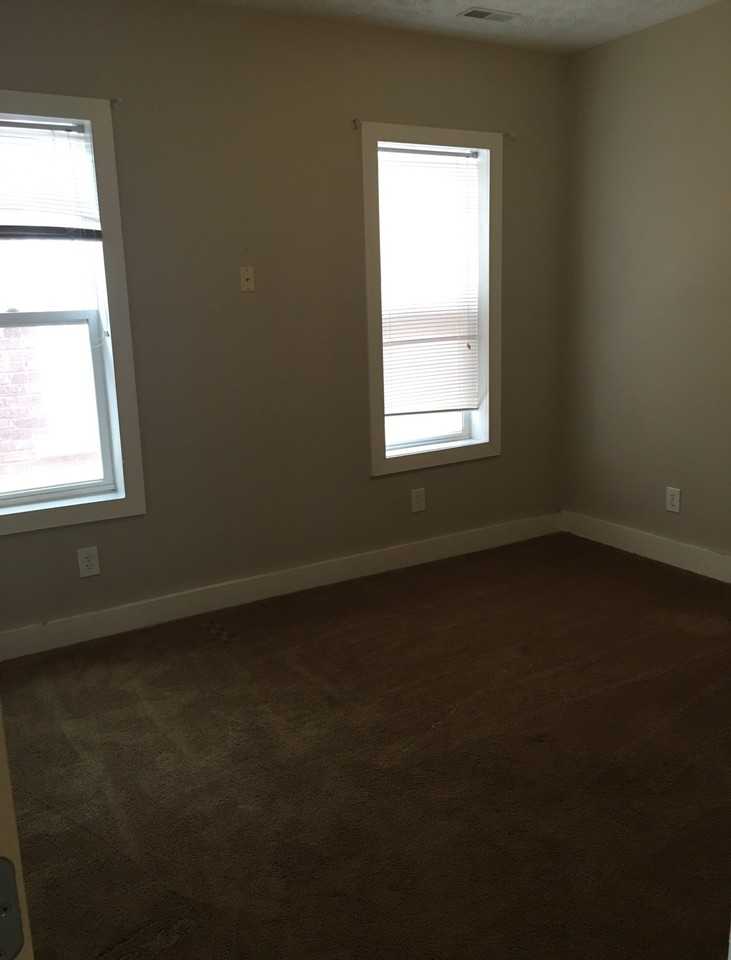 1023 1/2 10th St #2 - Photo 2 of 7
