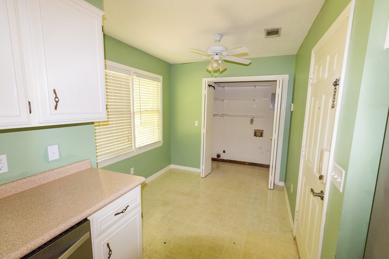 105 Circle Dr - Photo 2 of 19