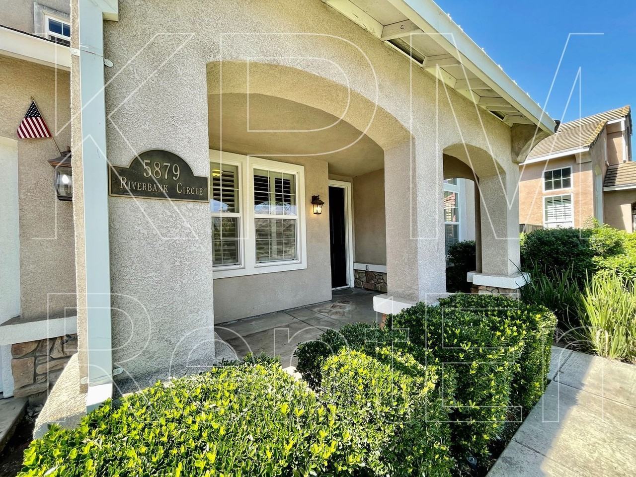 5879 Riverbank Cir - Photo 4 of 50