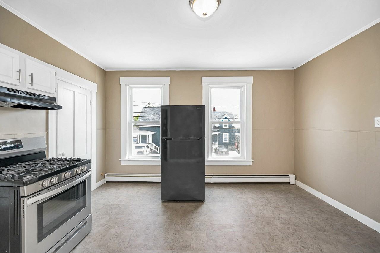 247 Spruce St - Photo 4 of 26