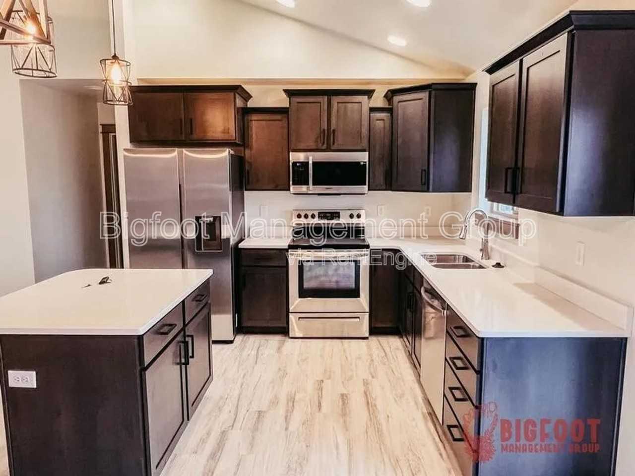 3931 Swan Rd - Photo 3 of 5