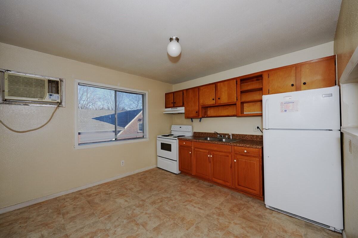 2414 Memorial Blvd #4 - Photo 3 of 7