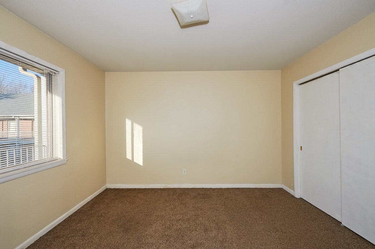 2414 Memorial Blvd #4 - Photo 4 of 7