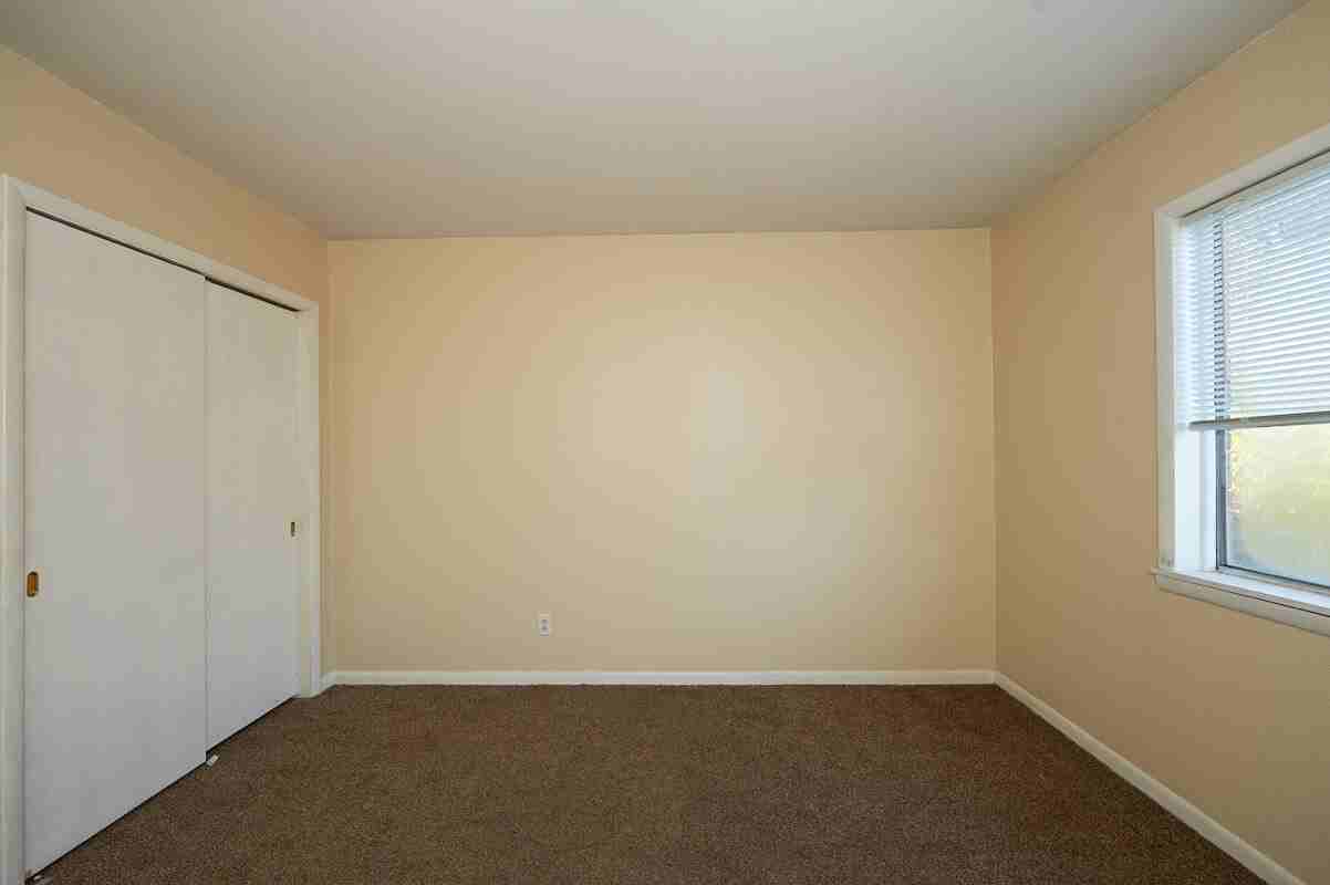 2414 Memorial Blvd #4 - Photo 5 of 7