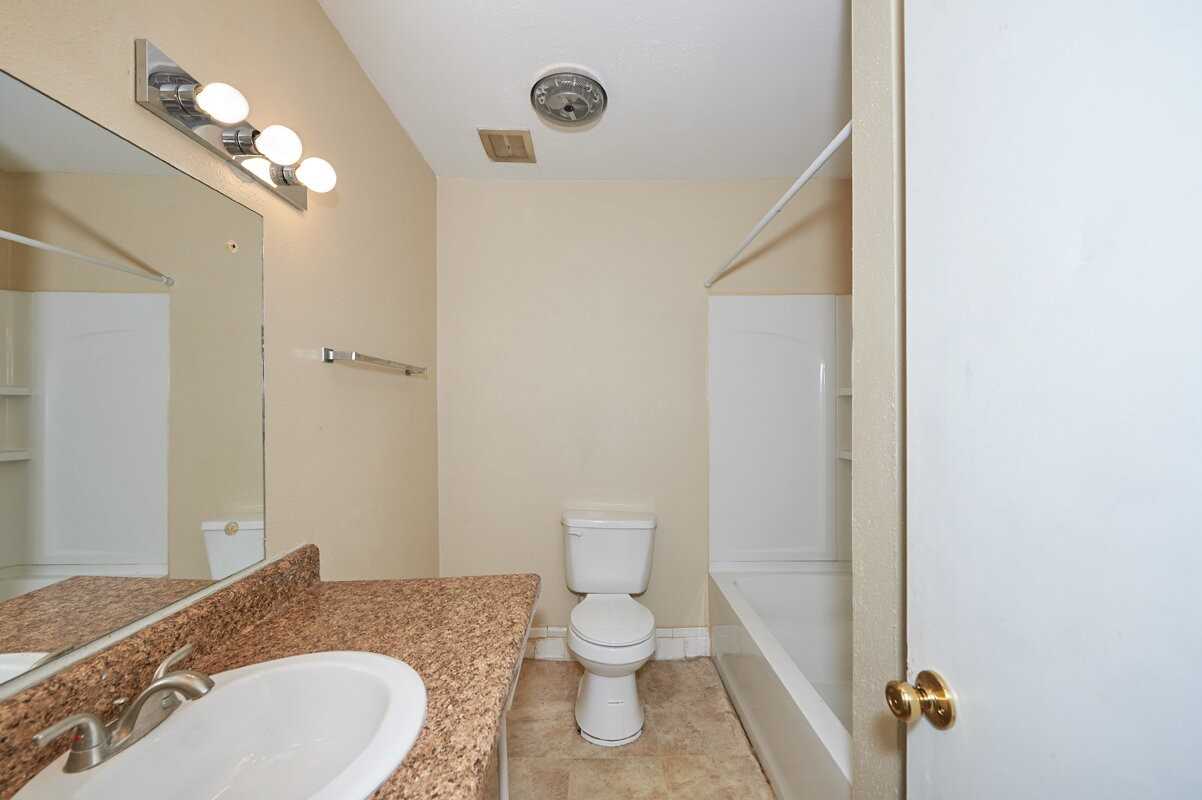 2414 Memorial Blvd #4 - Photo 6 of 7