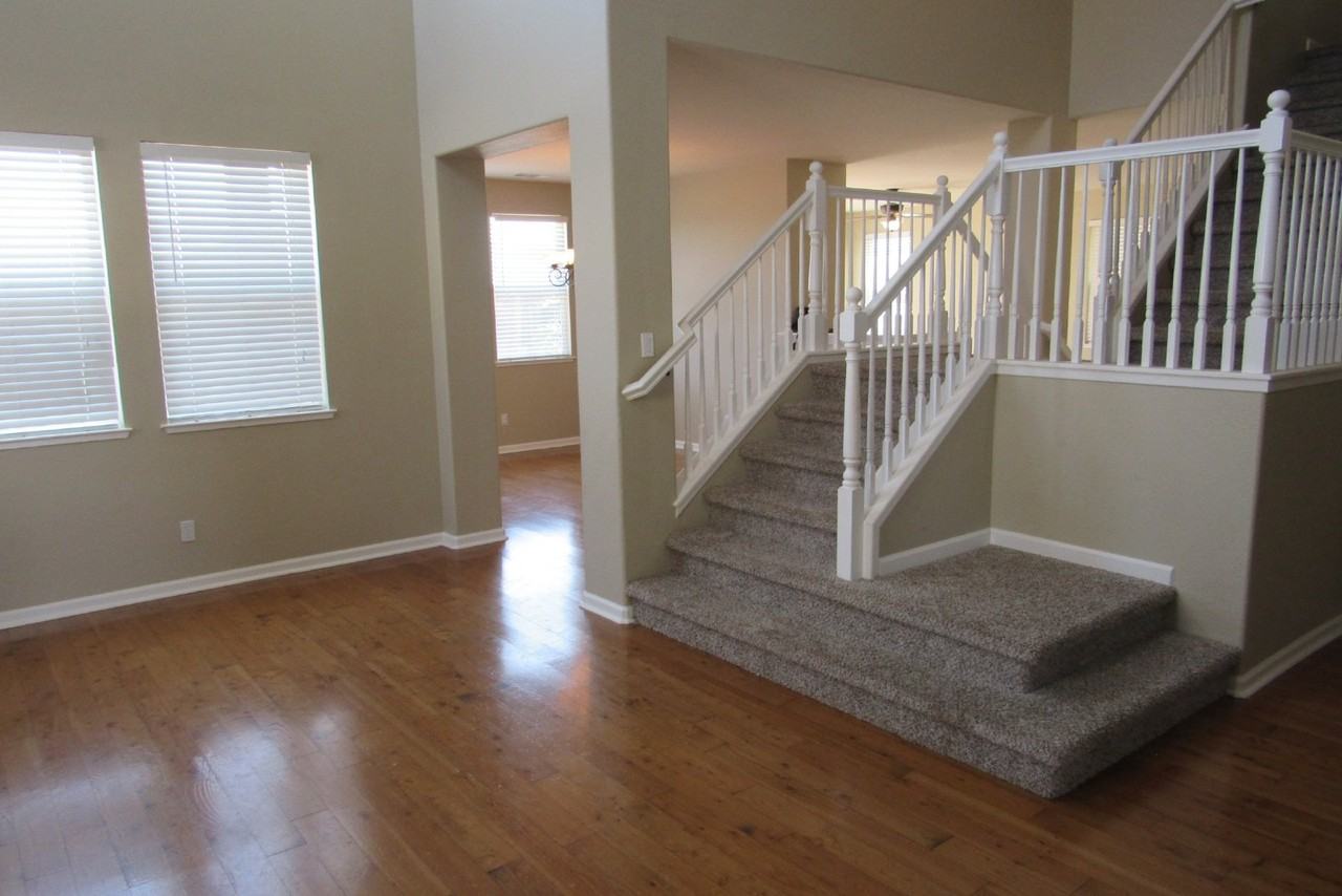 576 Pearson Dr - Photo 6 of 37