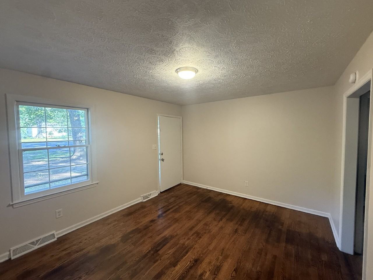 143 Wildwood Dr - Photo 3 of 13