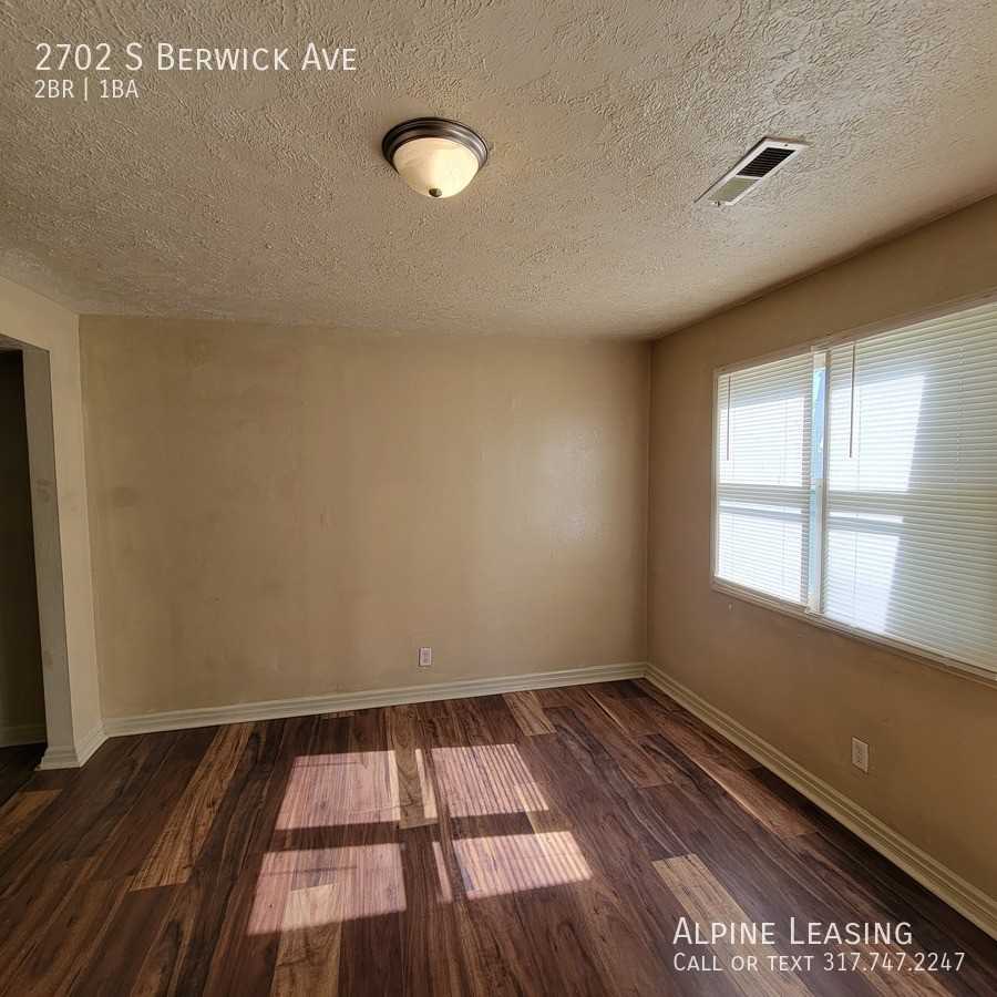 2702 S Berwick Ave - Photo 2 of 6