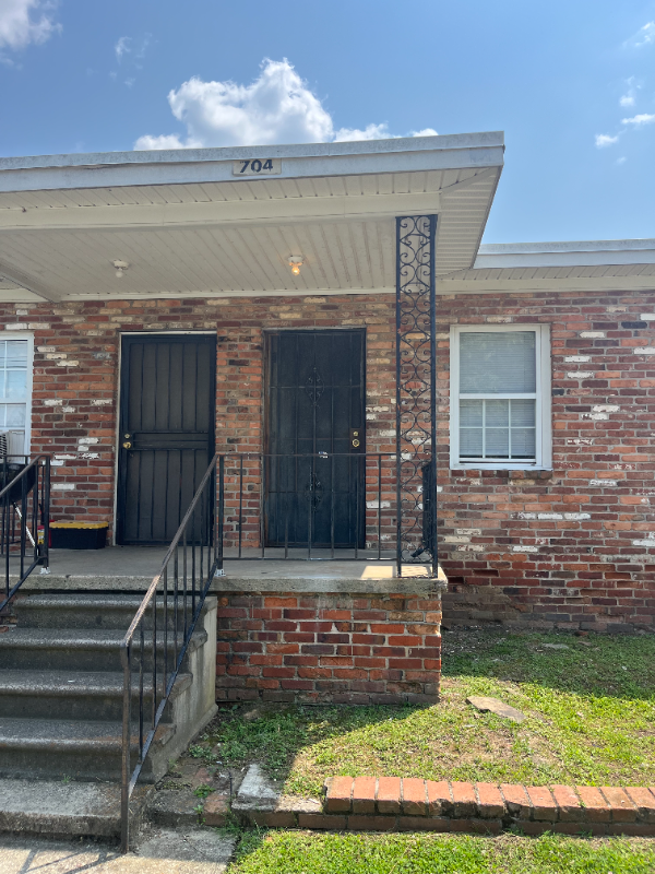 704 Hopkins St - Photo 2 of 8