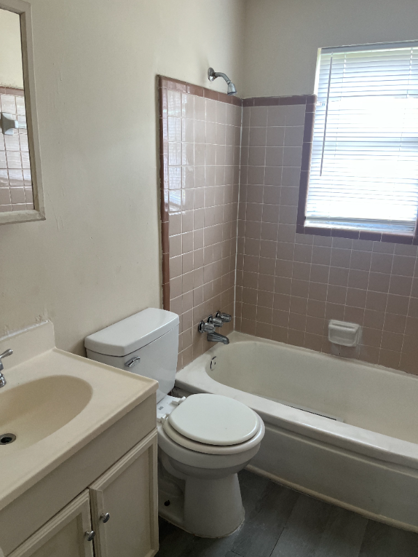 704 Hopkins St - Photo 3 of 8