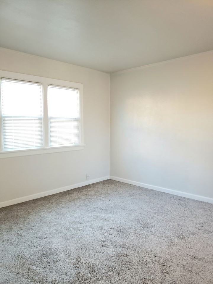 211 N Delaware St - Photo 4 of 22
