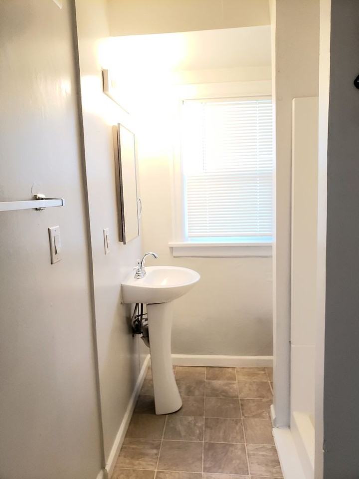 211 N Delaware St - Photo 5 of 22
