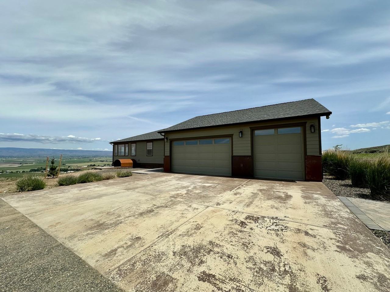 2660 Tozer Rd - Photo 3 of 41