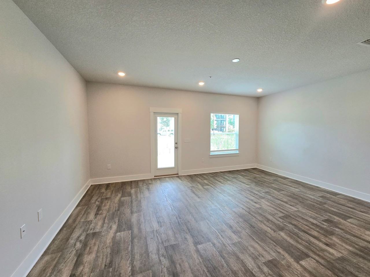 1526 Farragut Way - Photo 2 of 16