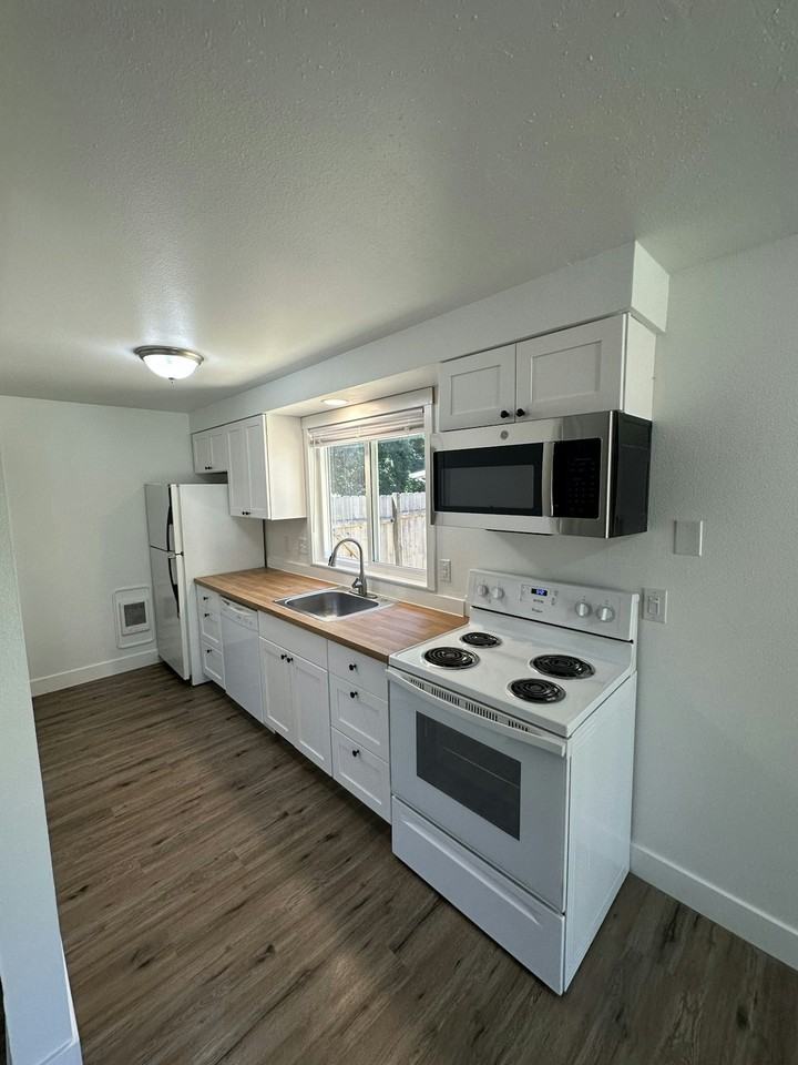 605 Andrew Street, Unit A - Photo 4 of 13